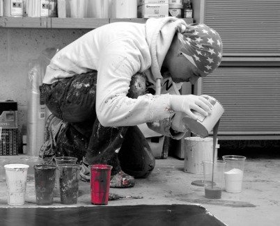 Swarez-pouring-enamel-paints-from-a-tin